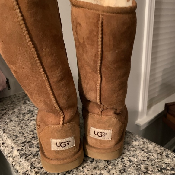 Kids tall ugg boots size 3 …. One tiny damage … - Picture 2 of 3